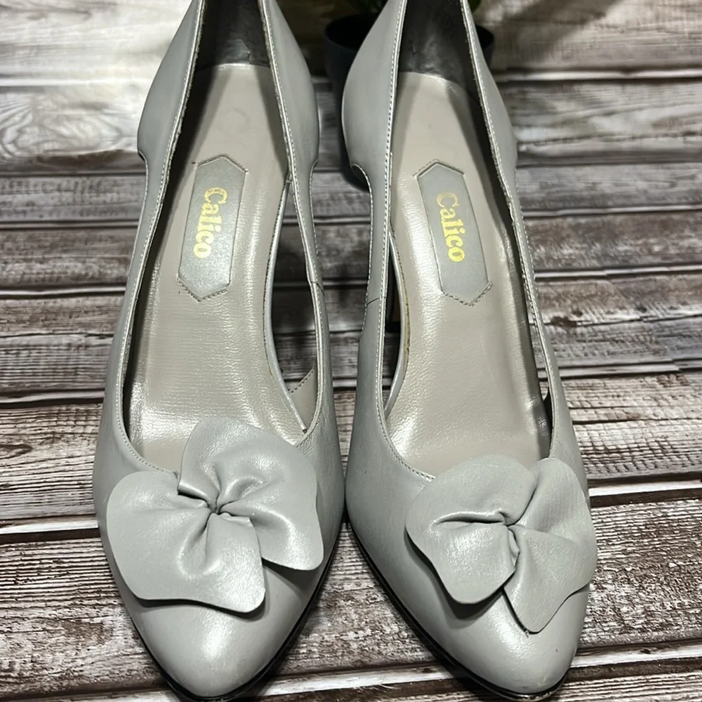 Calico Women's Gray Heels with Bow Detail and side cut out. Size 7.5